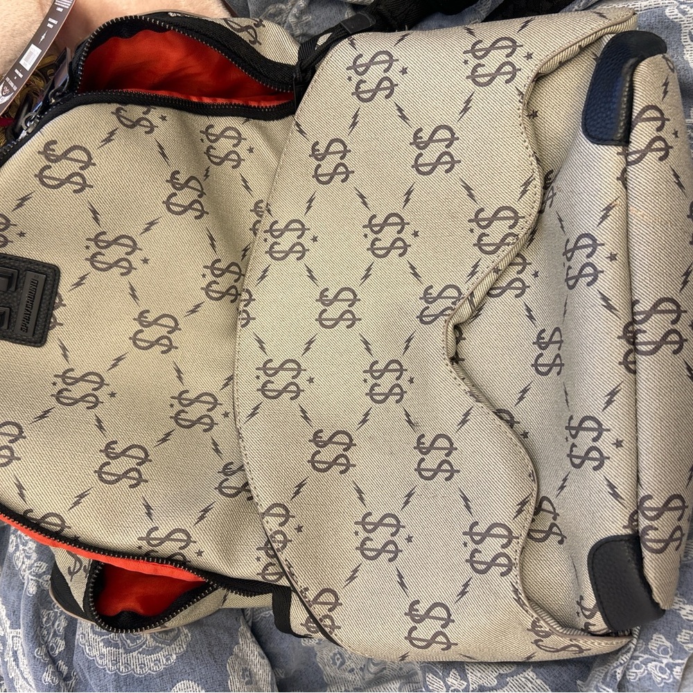 Spray ground back pack I can’t fix the zipper
